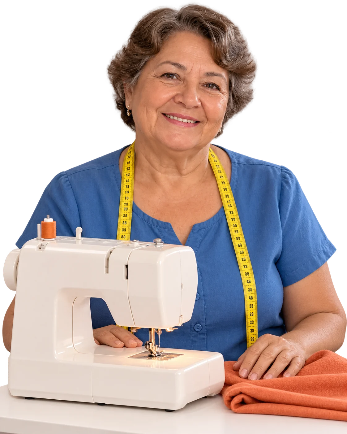 Amália Vasconcelos, costureira, sorrindo com fita métrica no pescoço, sentada à máquina de costura com um tecido laranja