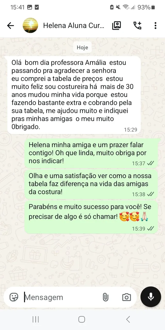 Print de WhatsApp da aluna Helena para a professora Amália: comprou a tabela de preços, é costureira há mais de 30 anos, está fazendo bastante extra cobrando pela tabela e indicou para as amigas. O ateliê agradece a indicação.